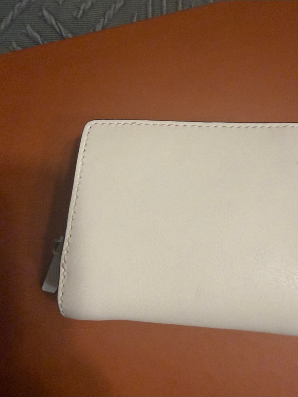 Marc Jacobs White Leather Zip Card Holder with Metal Nameplate - Picture 3 of 5